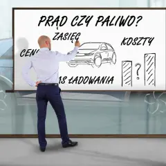 Mężczyzna pisze na tablicy "Prąd czy paliwo?", porównując zasięg, koszty i czas ładowania, co symbolizuje przyszłość samochodów elektrycznych.