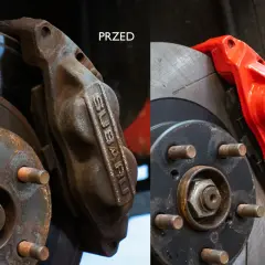 Przed i po regeneracji zacisków hamulcowych Subaru. Stary, zardzewiały element kontra nowy, czerwony zacisk.
