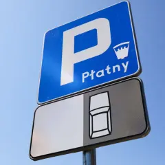 Znak "Płatny" z symbolem parkowania na kopercie. Przepisy dotyczące parkowania na kopercie są jasne: płatny postój.