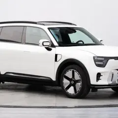 Biały, elektryczny SUV segmentu D z czarnymi akcentami i futurystycznymi felgami.