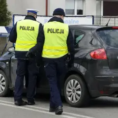 Policjanci zatrzymali kierowcę. Znak ograniczenia prędkości 30 km/h sugeruje, że mógł on przekroczyć dozwoloną prędkość, co grozi najwyższy mandat w Polsce.