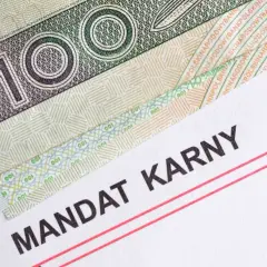 Złotówki i dokument "MANDAT KARNY" sugerują, że to mandat z zagranicy, który trzeba opłacić.