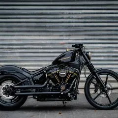 Czarny motocykl Harley-Davidson. Rozważasz motocykl w leasingu? Sprawdź koszty i możliwości.