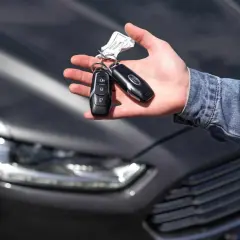 Kluczyki do nowego Forda w dłoni, symbol leasingu dla osoby prywatnej. Czas na jazdę!