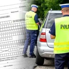 Policjanci w kamizelkach odblaskowych przy samochodzie, obok formularz wniosku. Może to oznaczać kary dla kierowców.