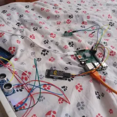 Układ do prototypowania czujników parkowania: Raspberry Pi, Arduino, moduł ultradźwiękowy i wyświetlacz LED.