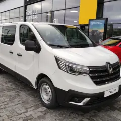 Biały bus Renault Trafic, idealny do transportu. Szukasz najlepsze busy? Ten model to świetny wybór dla Twojej firmy.