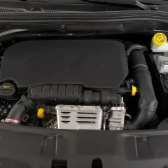 Silnik benzynowy Peugeot 2008 z widocznymi elementami i przewodami.