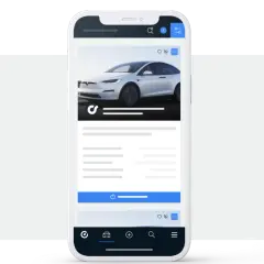 Aplikacja mobilna pokazująca białe auto. Tu handlarze kupują auta w Niemczech, szukając okazji.