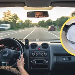 Wnętrze samochodu, kierowca jedzie drogą. Obok zdjęcie sody oczyszczonej, która może pomóc zneutralizować nieprzyjemny zapach octu w samochodzie.