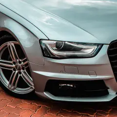 Srebrne Audi z reflektorami bi xenon, które zapewniają doskonałą widoczność, jakby to były światła xenon.