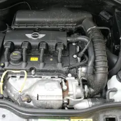 Silnik 1.6 VTi w Mini. Widoczne elementy układu dolotowego i osprzętu. Czy to wada fabryczna?