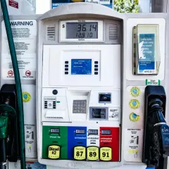 Stacja paliw z dystrybutorem, na którym widać cenę **diesel** do miasta, różne rodzaje paliwa i instrukcje.