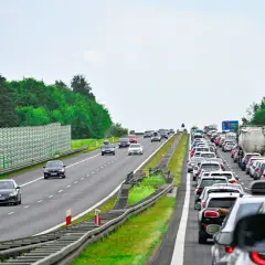Długi korek na autostradzie. Samochody stoją w miejscu, a jazda pod prąd jest niemożliwa.
