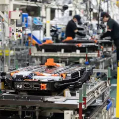 Montaż baterii LFP na linii produkcyjnej. Pracownicy w tle składają moduły.