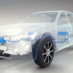 Przezroczysty samochód pokazuje układ napędowy mild hybrid 48V. Różnica między hev a phev jest widoczna w wielkości baterii.
