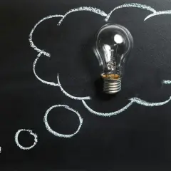 Żarówka w chmurce myśli na tablicy. Jak wymienić żarówkę? Proste rozwiązanie problemu.