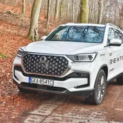 Biały SsangYong Rexton, suv z reduktorem, gotowy na leśne wyzwania.