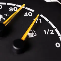 Wskaźnik temperatury silnika pokazuje, że kontrolka od płynu chłodniczego jest w normie. Obok wskaźnik paliwa jest na 1/1.