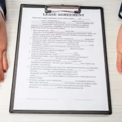 Umowa leasingowa. Możliwe odstąpienie od umowy leasingu w ciągu 14 dni. Dwie dłonie wyciągnięte w geście powitania lub zgody.