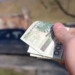 Gotówka na kupno auta za gotówkę. Czy urząd skarbowy będzie miał z tym problem? Zbliżenie na polskie banknoty 100 zł.