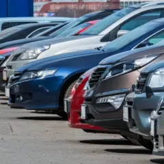 Rząd samochodów na parkingu. Zastanawiasz się, do jakiej kwoty można płacić gotówką za taki pojazd?