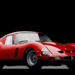 Klasyczny czerwony Ferrari 250 GTO, ikona włoskich marek samochodów, błyszczy na czarnym tle.