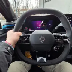 Wsiadam do auta, myśląc, że ropa drożeje, ale elektryk daje radę. Kierownica z ekranem i muzyką.