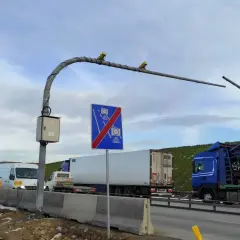 Korek na A1, znak końca odcinka pomiaru prędkości. Kierowcy zastanawiają się, jaka predkosc na A1 jest dozwolona.