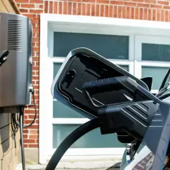 Ładowanie samochodu elektrycznego. Stacja ładująca podłączona do pojazdu, magazyn energii z samochodu elektrycznego gotowy do pracy.