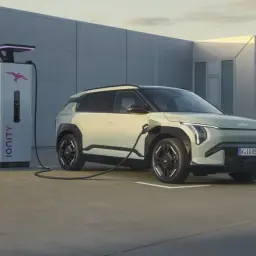Jasnozielony samochód elektryczny Kia EV9 podłączony do ładowarki Ionity. Szybkie ładowanie samochodu elektrycznego to przyszłość transportu.
