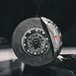 Audi ceramicowe hamulce. Jak zmierzyć tarczę hamulcową? Precyzyjne narzędzia i wiedza to klucz do sukcesu.