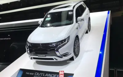 Biały Mitsubishi Outlander PHEV na wystawie. Poznaj dane techniczne tego SUV-a.