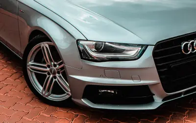Srebrne Audi z reflektorami bi xenon, które zapewniają doskonałą widoczność, jakby to były światła xenon.