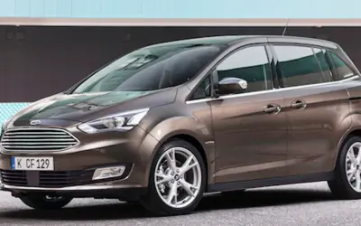 Brązowy Ford C-Max prezentuje swoje eleganckie linie, sugerując bogate ford c-max wersje wyposażenia.