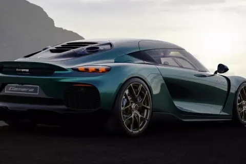 Zielony Koenigsegg Gemera, auto z największą mocą, prezentuje swoje sportowe linie na tle górskiego krajobrazu.