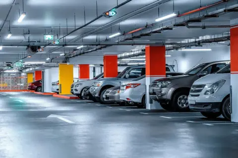 Rząd samochodów na prywatnym parkingu. Uważaj, by nie dostać mandatu za złe parkowanie.