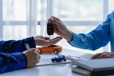 Przekazanie kluczyków do auta. Decyzja: rata leasingowa w kosztach 75 czy 100?