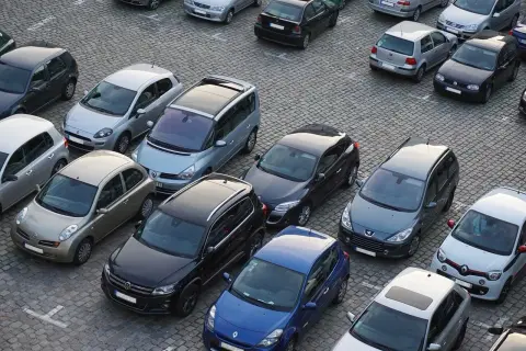 Wiele samochodów na parkingu. Zastanawiasz się, czy płacić wezwanie do zapłaty za parking?
