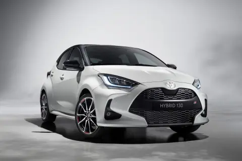 Biały Toyota GR Yaris Hybrid 130, jeden z najmniejszych samochodów osobowych, z czarnym dachem i sportowymi felgami.
