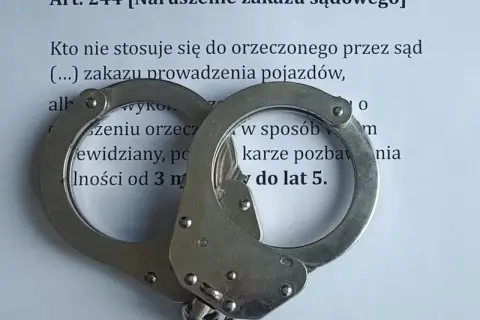 Kajdanki na dokumencie o naruszeniu zakazu sądowego prowadzenia pojazdów. Grozi za to kara pozbawienia wolności do lat 5.