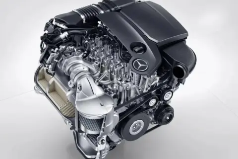 Nowoczesny silnik Mercedes-Benz, przykład jednych z najlepszych silników samochodowych, z turbosprężarką i elementami układu wydechowego.