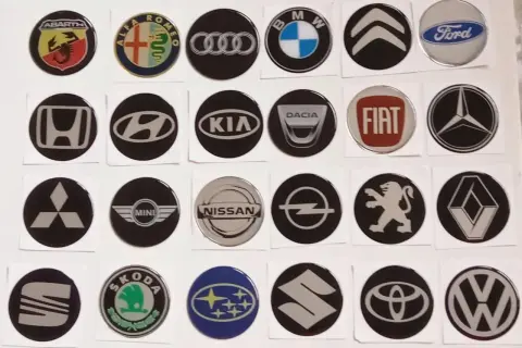 Kolekcja okrągłych znaków na samochodach: Abarth, Alfa Romeo, Audi, BMW, Citroen, Ford, Honda, Hyundai, Kia, Dacia, Fiat, Mercedes, Mitsubishi, Mini, Nissan, Opel, Peugeot, Renault, Seat, Skoda, Subaru, Suzuki, Toyota, Volkswagen.