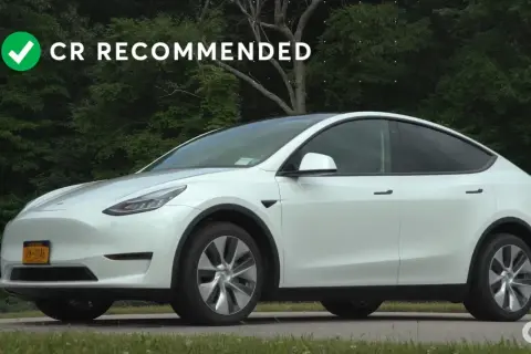 Biała Tesla Model Y, polecana przez CR, to nowoczesny samochód elektryczny, który zachwyca designem i osiągami.