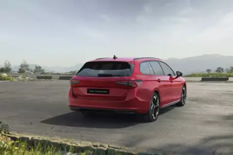 Czerwone, niezawodne kombi Superb Combi Sportline na tle górskiego krajobrazu.