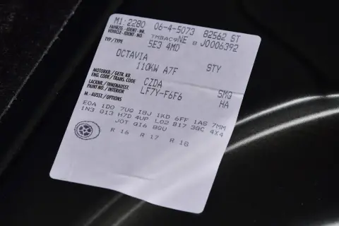 Naklejka z danymi Skody Octavii. Znajdziesz tu informacje o silniku (CZDA), lakierze (LF7Y-F6F6) i wyposażeniu. To pomoże Ci sprawdzić rozrząd po numerze VIN.