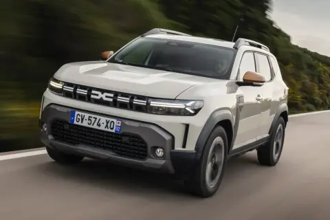 Nowy Dacia Duster, reprezentant segmentu SUV, przemierza malowniczą drogę.