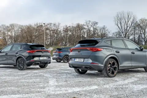 Trzy Cupra Formentor na zimowym parkingu. Zastanawiasz się nad spalaniem? Te SUV-y oferują sportowe wrażenia.