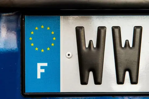 Francuska tablica rejestracyjna z symbolem UE i literą F. Dowiedz się, jak sprawdzić auto po numerze rejestracyjnym.