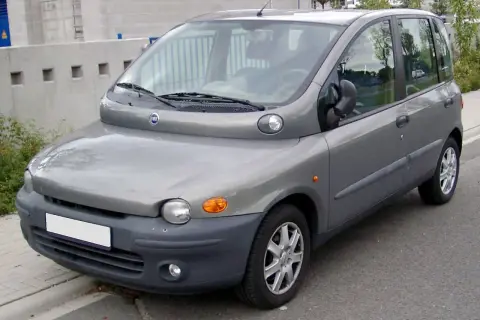 Szary Fiat Multipla, często uznawany za najbrzydsze auto na świecie, z charakterystycznym przodem i nietypowym kształtem.